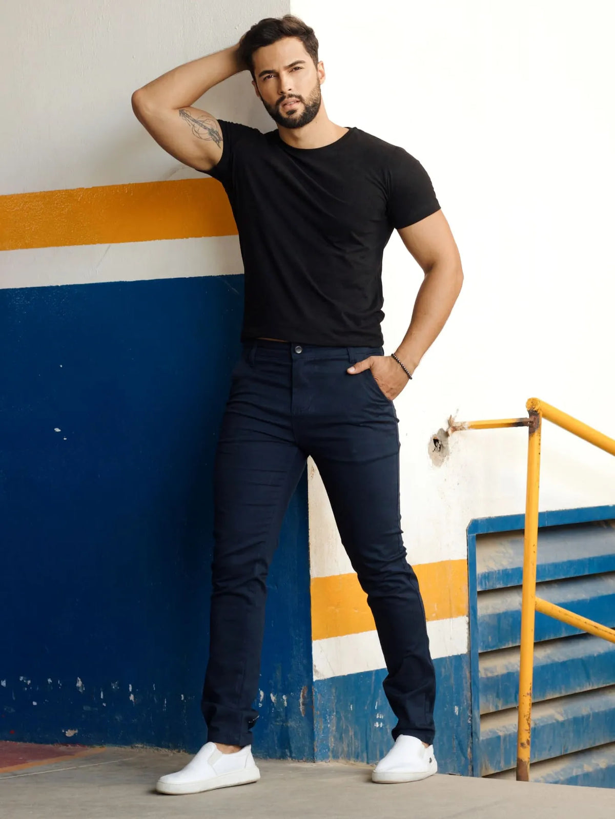 Calça masculina tipo alfaiataria sarja brim slim fit com elastano