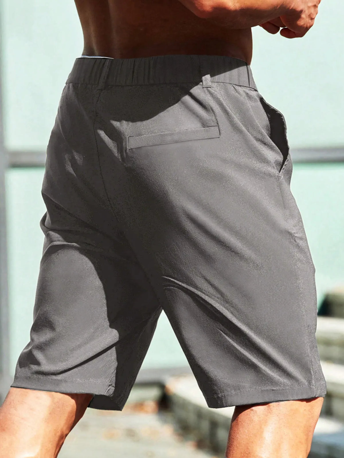 Bermuda masculina de cor sólida com bolsos