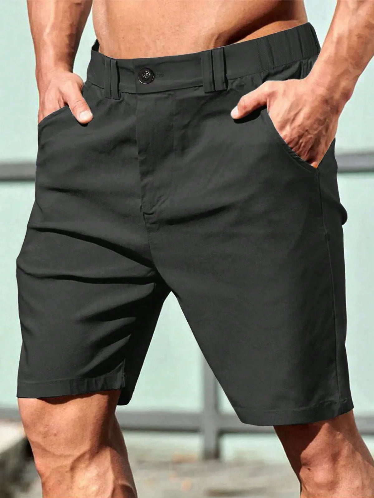 Bermuda masculina de cor sólida com bolsos
