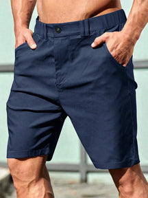 Bermuda masculina de cor sólida com bolsos
