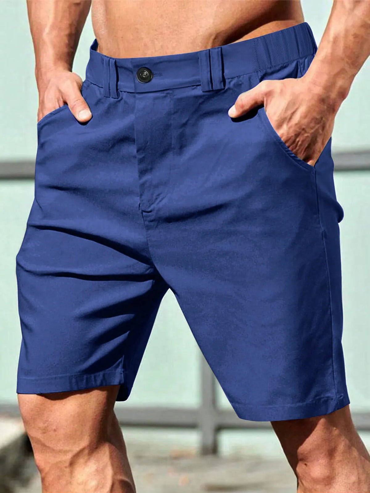 Bermuda masculina de cor sólida com bolsos