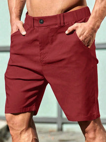 Bermuda masculina de cor sólida com bolsos